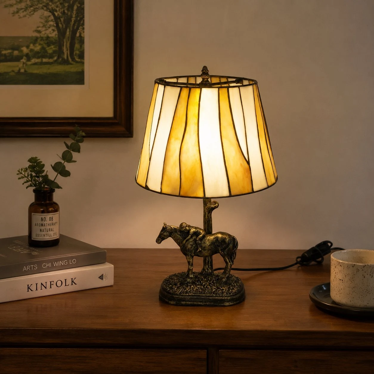 Lampada da tavolo stile Tiffany con base cavallo su un comodino caldo