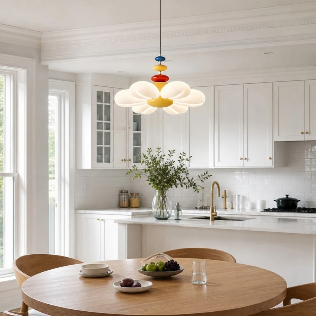 Lámpara colgante con forma de flor en un comedor con cocina abierta.