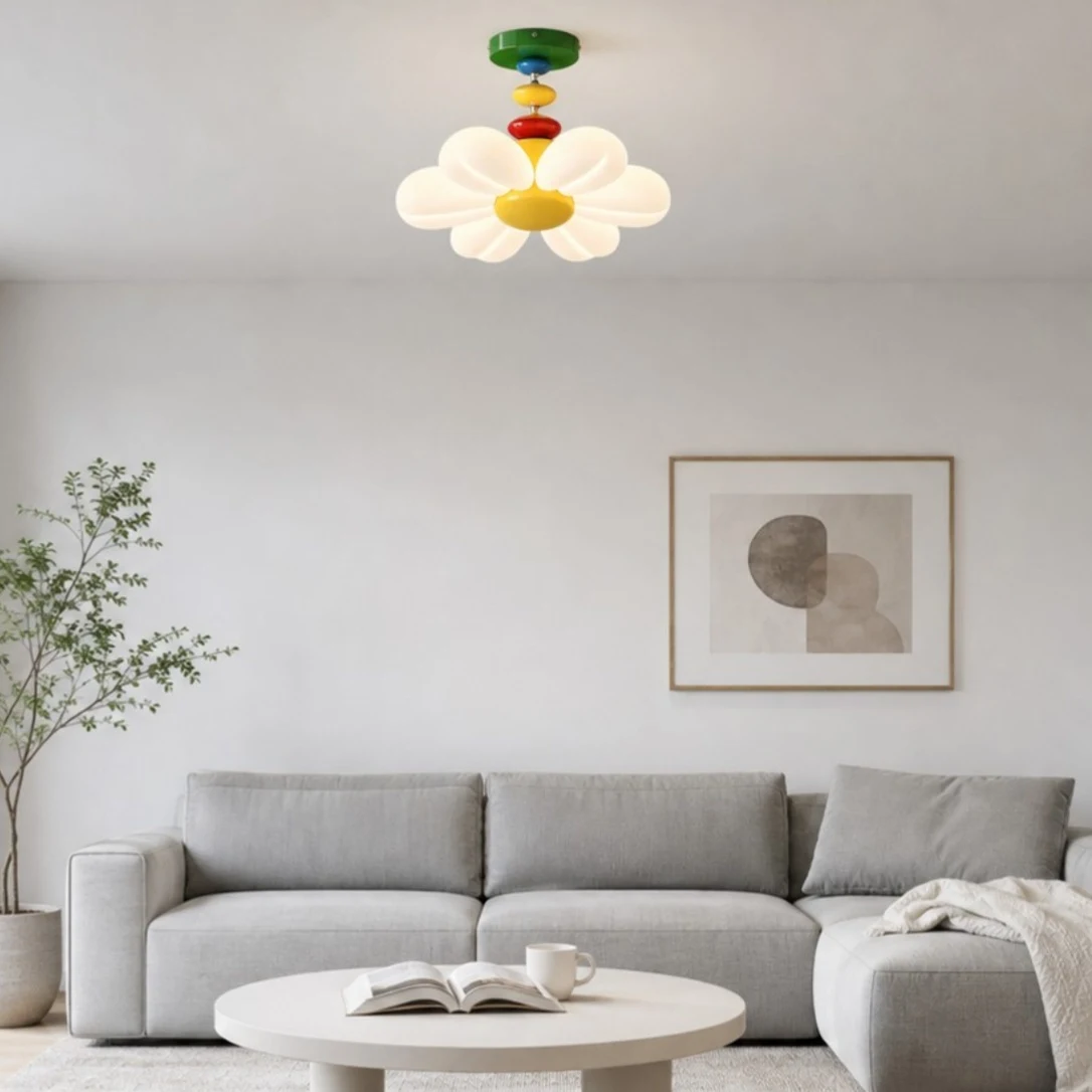 Lámpara con forma de flor iluminando una cómoda zona de sofás.