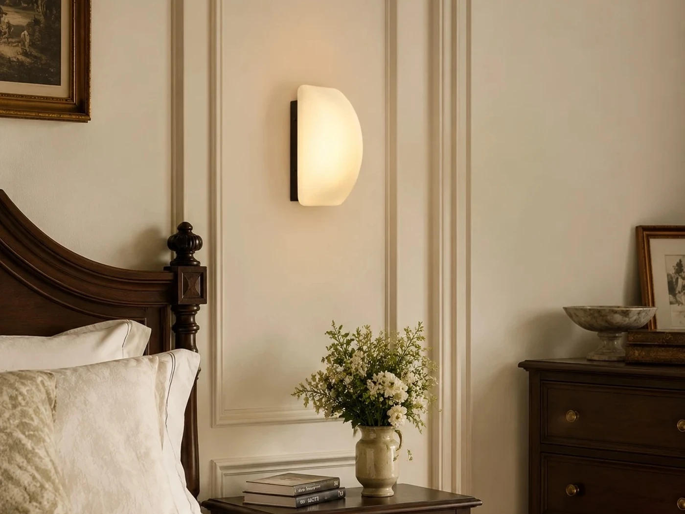Aplique frances de vidrio junto a una cama clasica