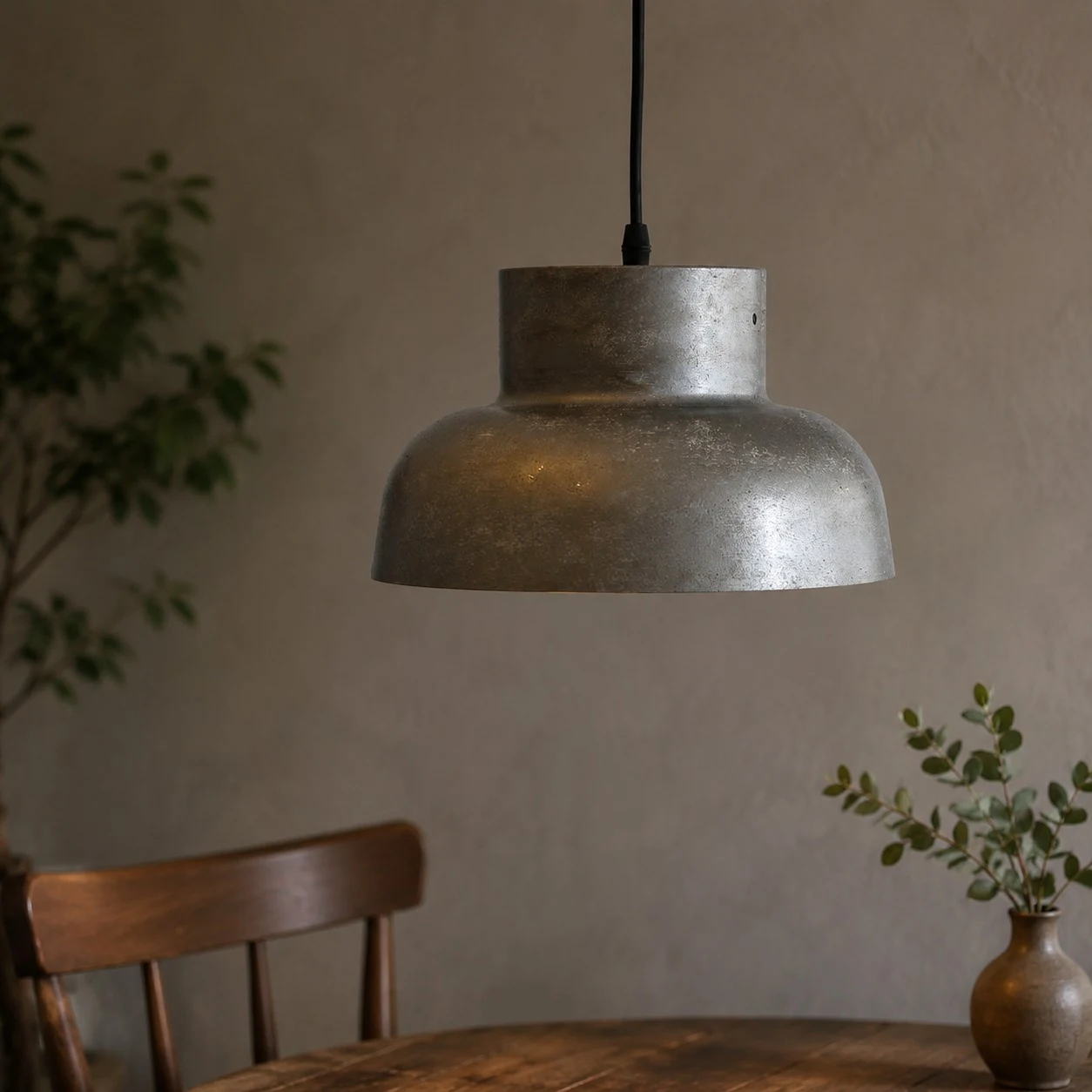 Lampadario industriale in una stanza rustica