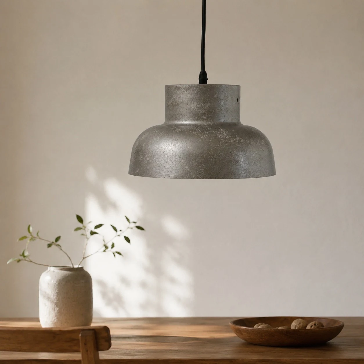 Ciondolo in metallo anticato in una montatura minimalista.
